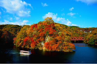 紅葉の帝釈峡神龍湖クルーズ