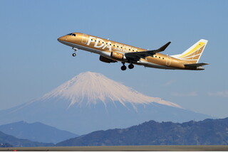 FDA貸切チャーター便で行く!2泊とも温泉宿にご宿泊!上空から楽しむ雪化粧の富士山遊覧飛行