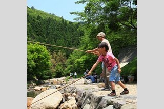 親子で楽しむ渓流釣り体験